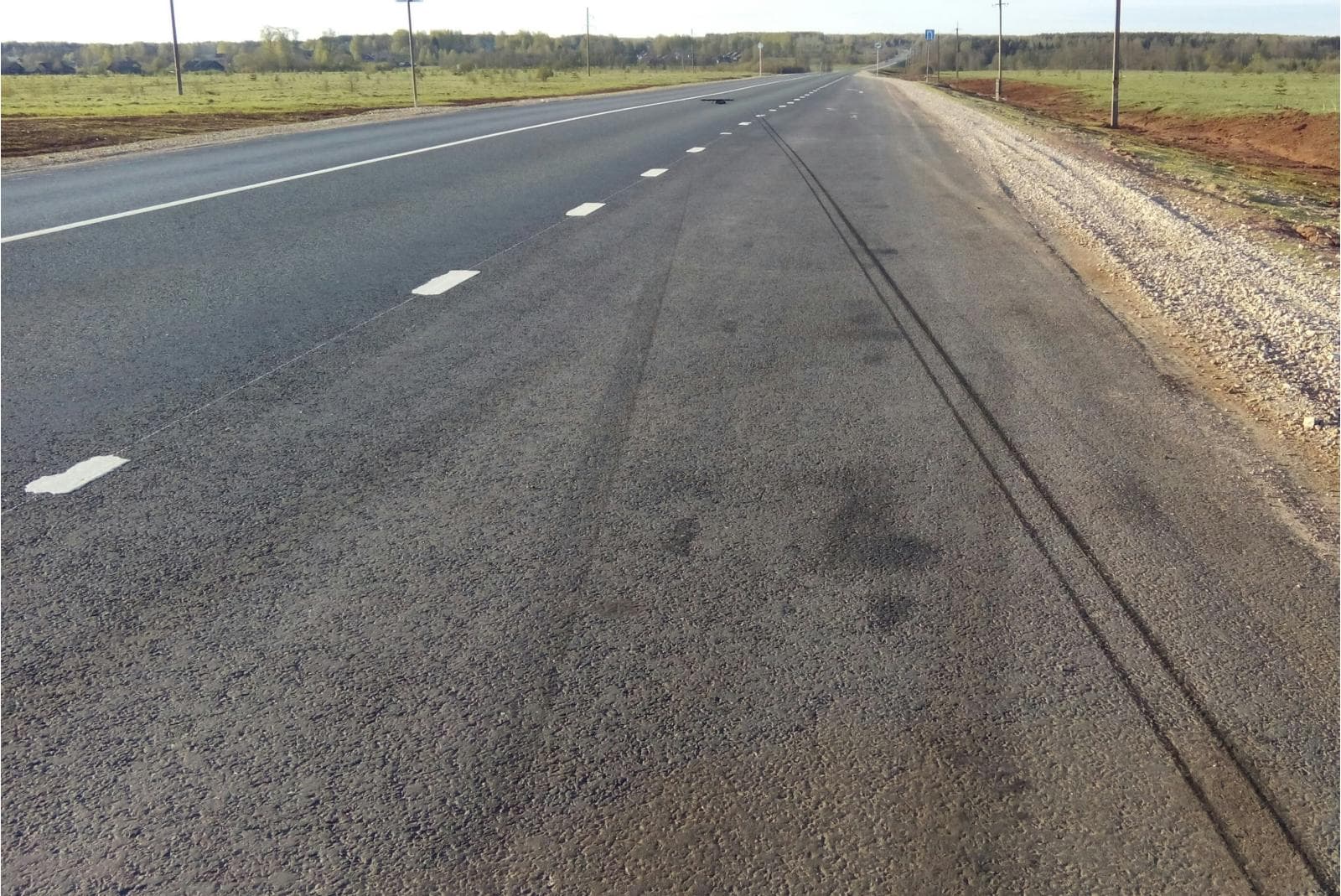 Из-за лопнувшего колеса ВАЗ врезался в остановку