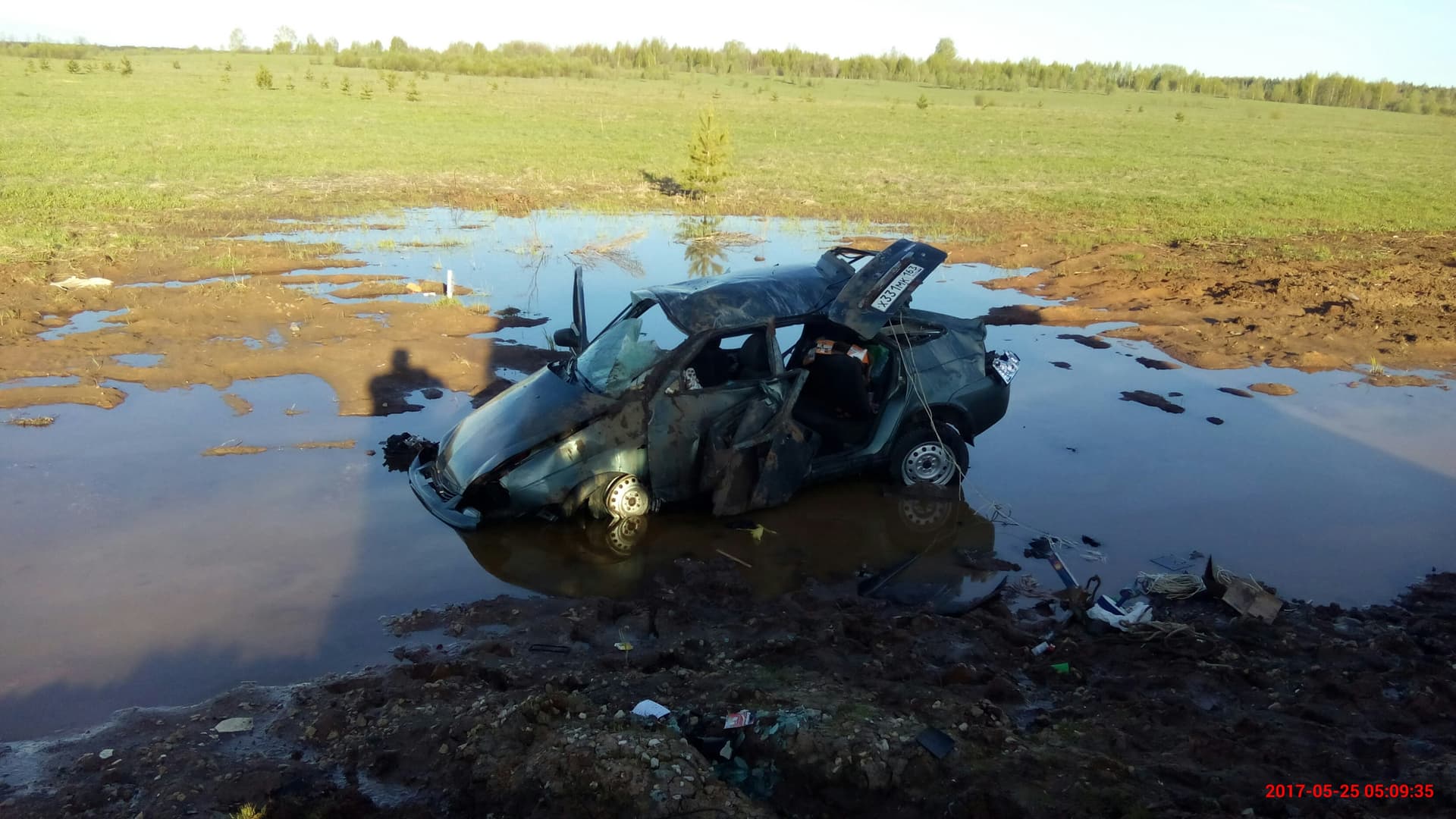 Из-за лопнувшего колеса ВАЗ врезался в остановку