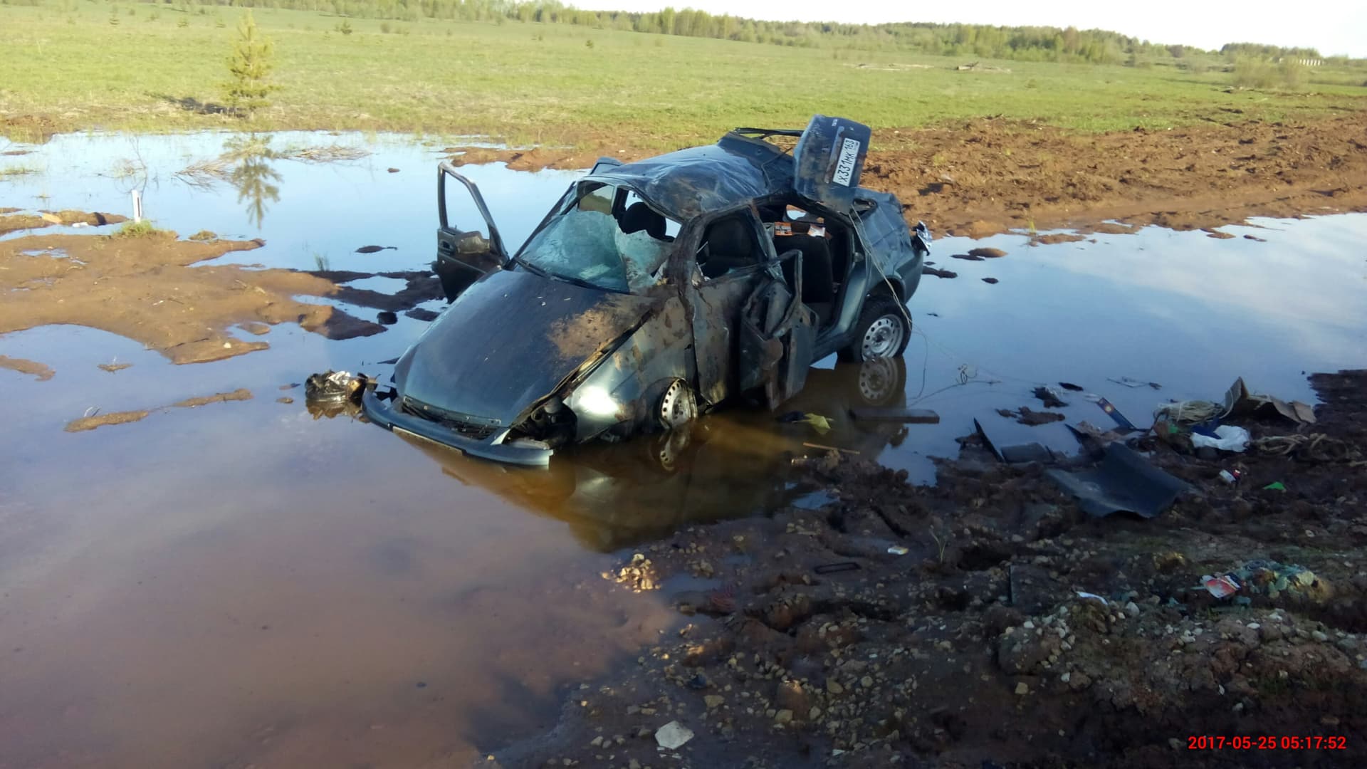 Из-за лопнувшего колеса ВАЗ врезался в остановку