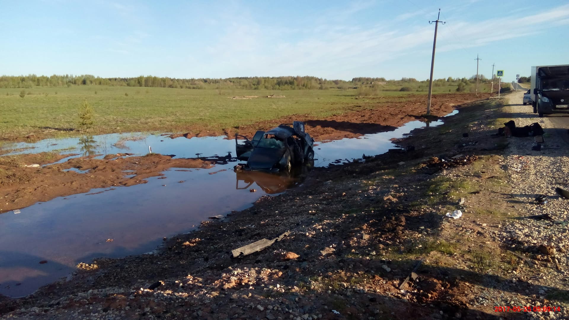 Из-за лопнувшего колеса ВАЗ врезался в остановку