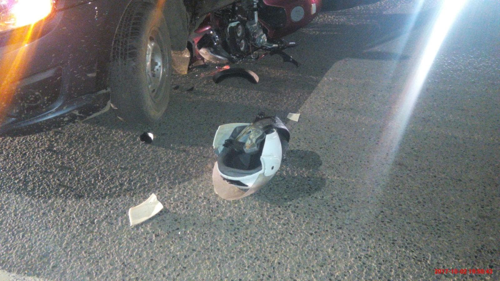 Мужчина на Granta не заметил 2 подростков на мотоцикле