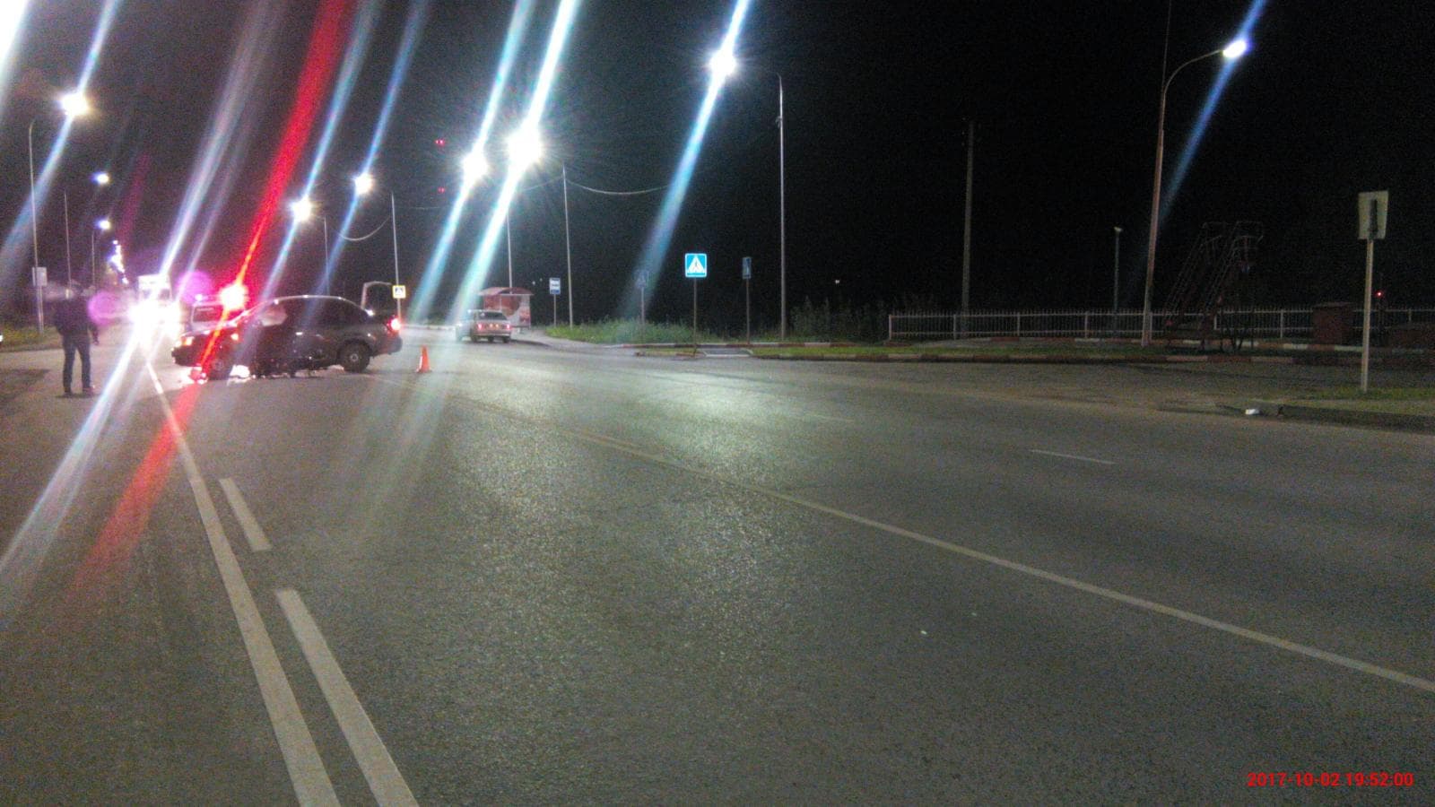 Мужчина на Granta не заметил 2 подростков на мотоцикле