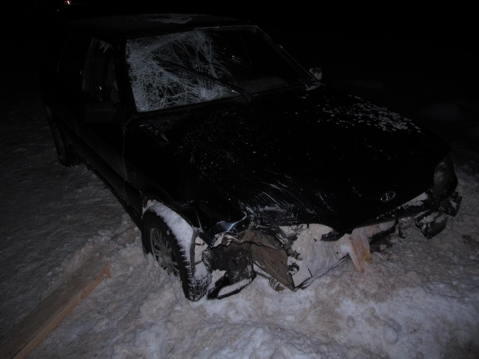 Водитель ВАЗа сбил 2 мужчин, убирающих мусор с дороги