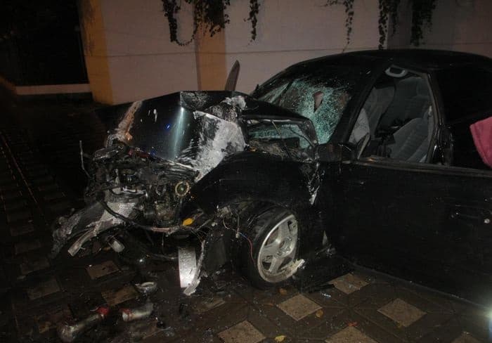 “А Марк хорош был”, - пьяный бесправник на праворульке влетел в столб