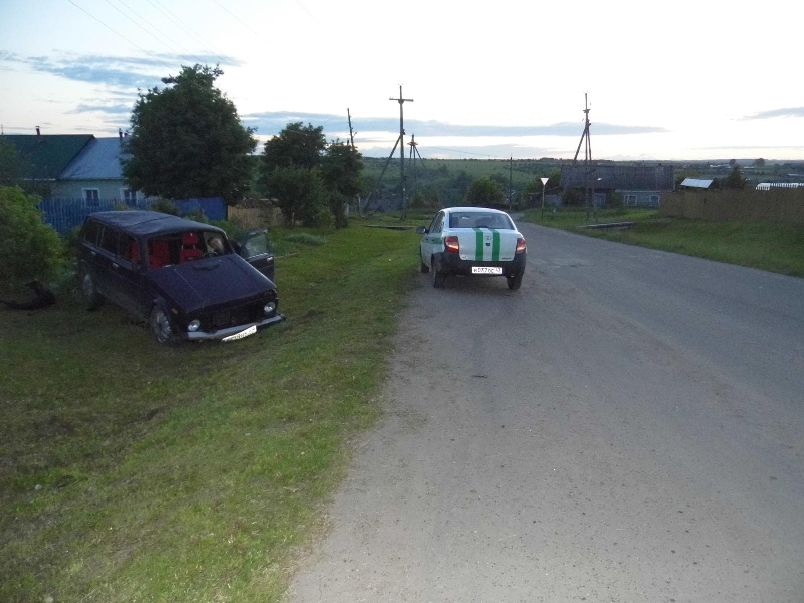 Пьяный водитель «Нивы» опрокинул машину