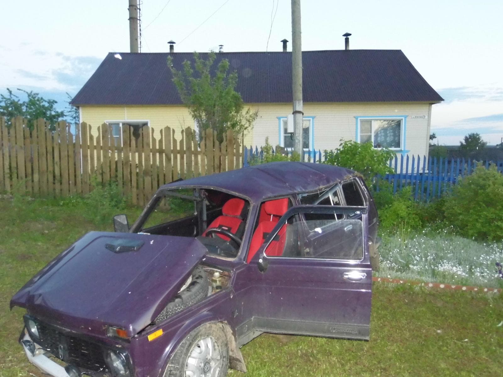 Пьяный водитель «Нивы» опрокинул машину