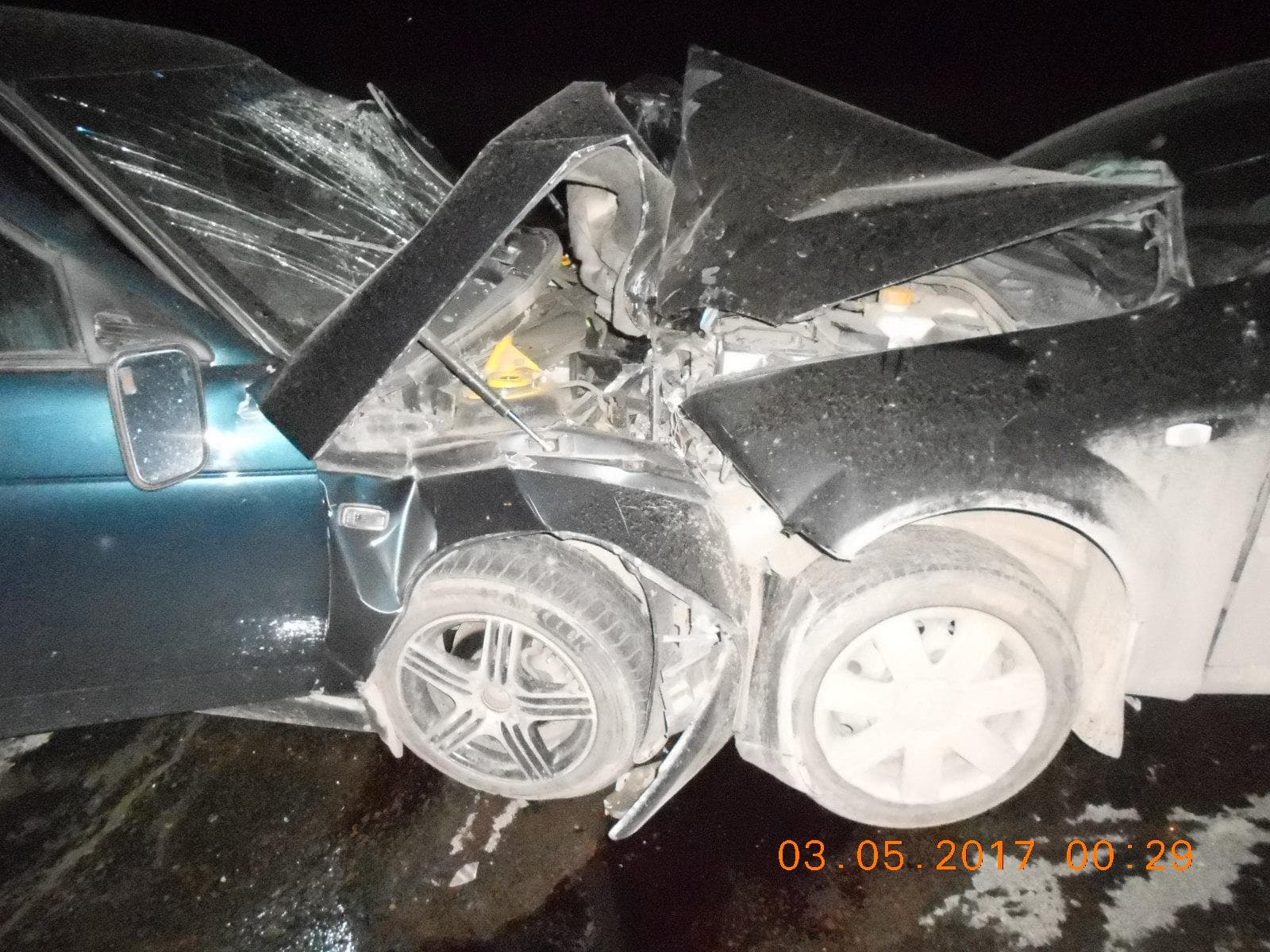 На трассе Киров - Стрижи лоб в лоб столкнулись Chevrolet и ВАЗ