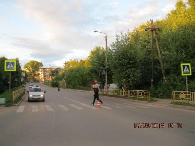 Неизвестный водитель сбил женщину и скрылся