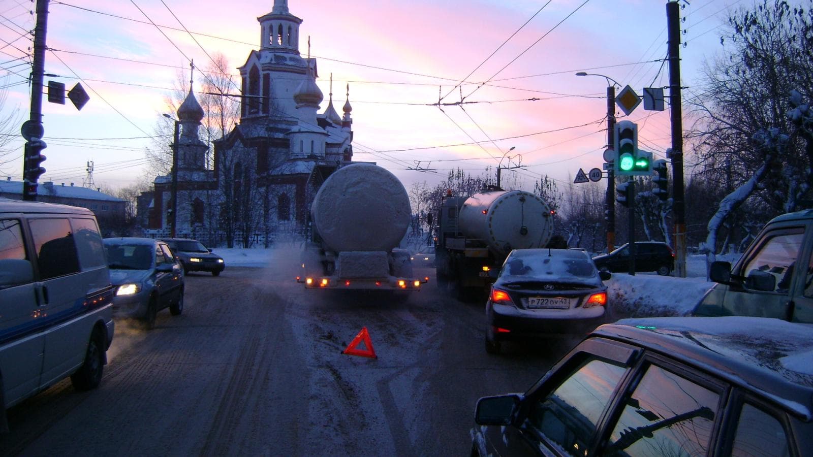 На Ломоносова грузовик выехал на "красный" и сбил девочку