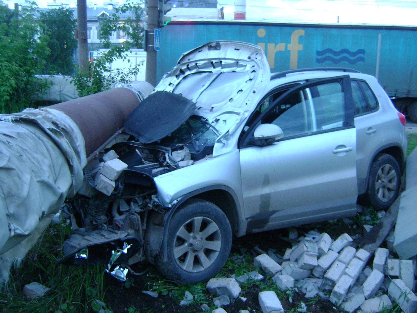 На Луганской Tiguan протаранил Skoda Rapid