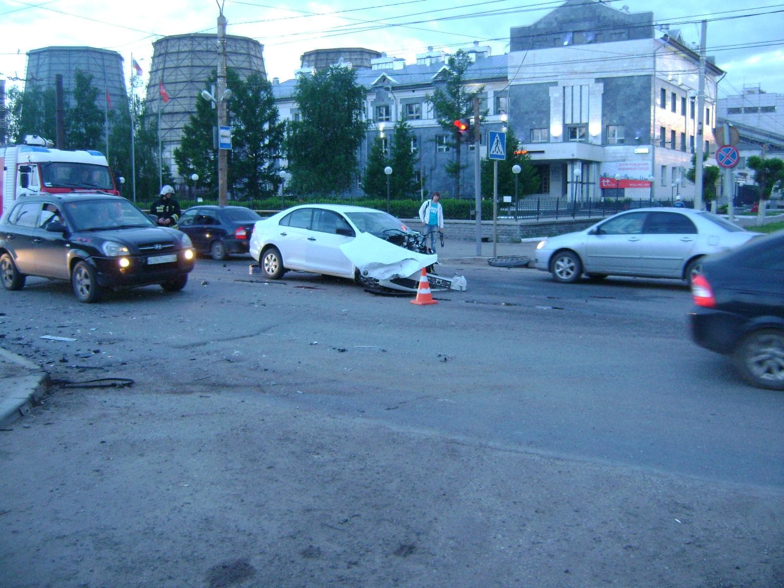 На Луганской Tiguan протаранил Skoda Rapid