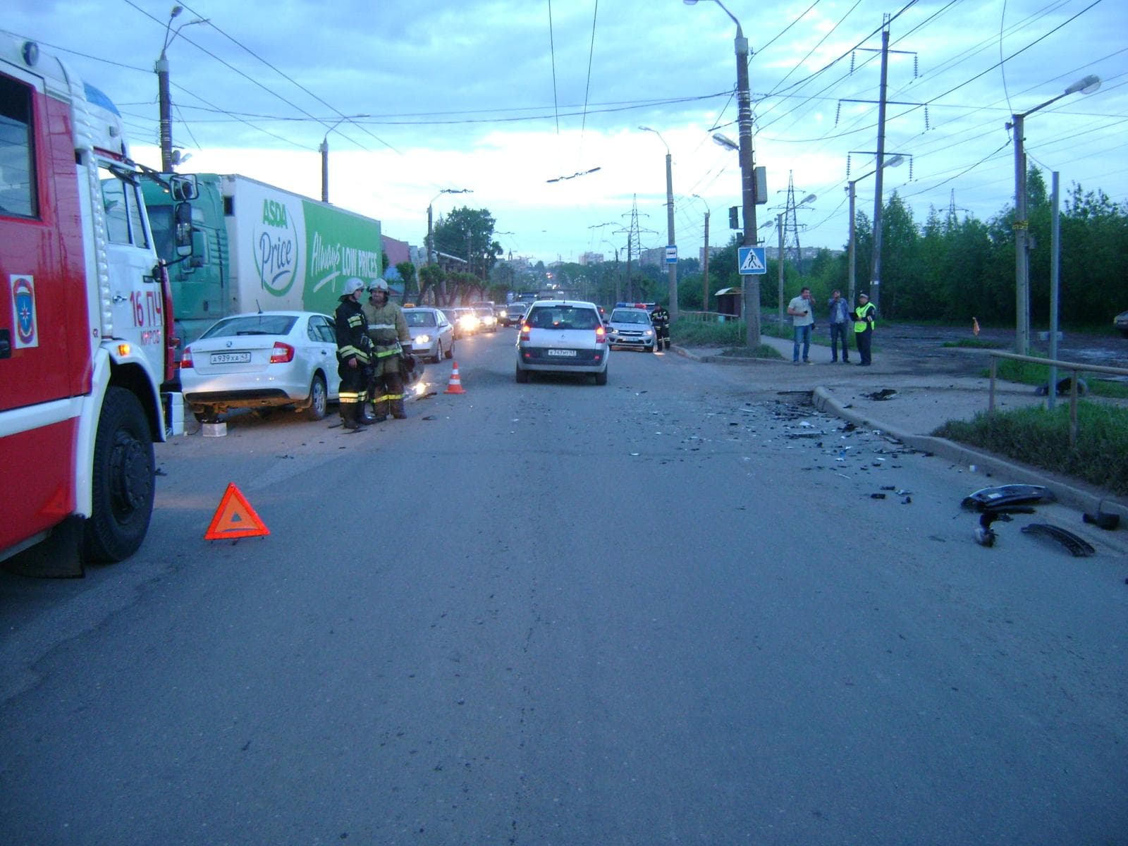 На Луганской Tiguan протаранил Skoda Rapid