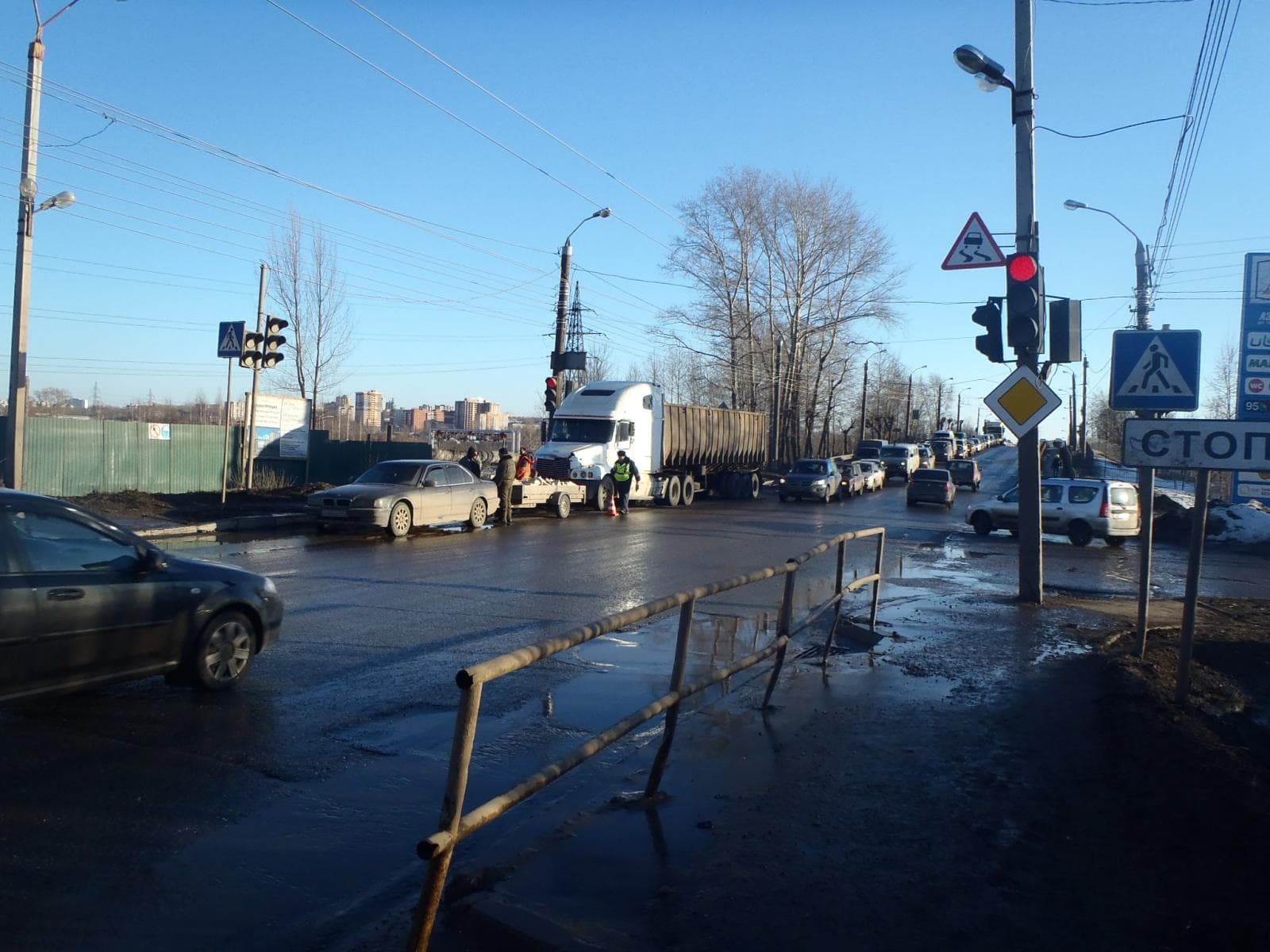 Фура едва не смяла BMW на Луганской