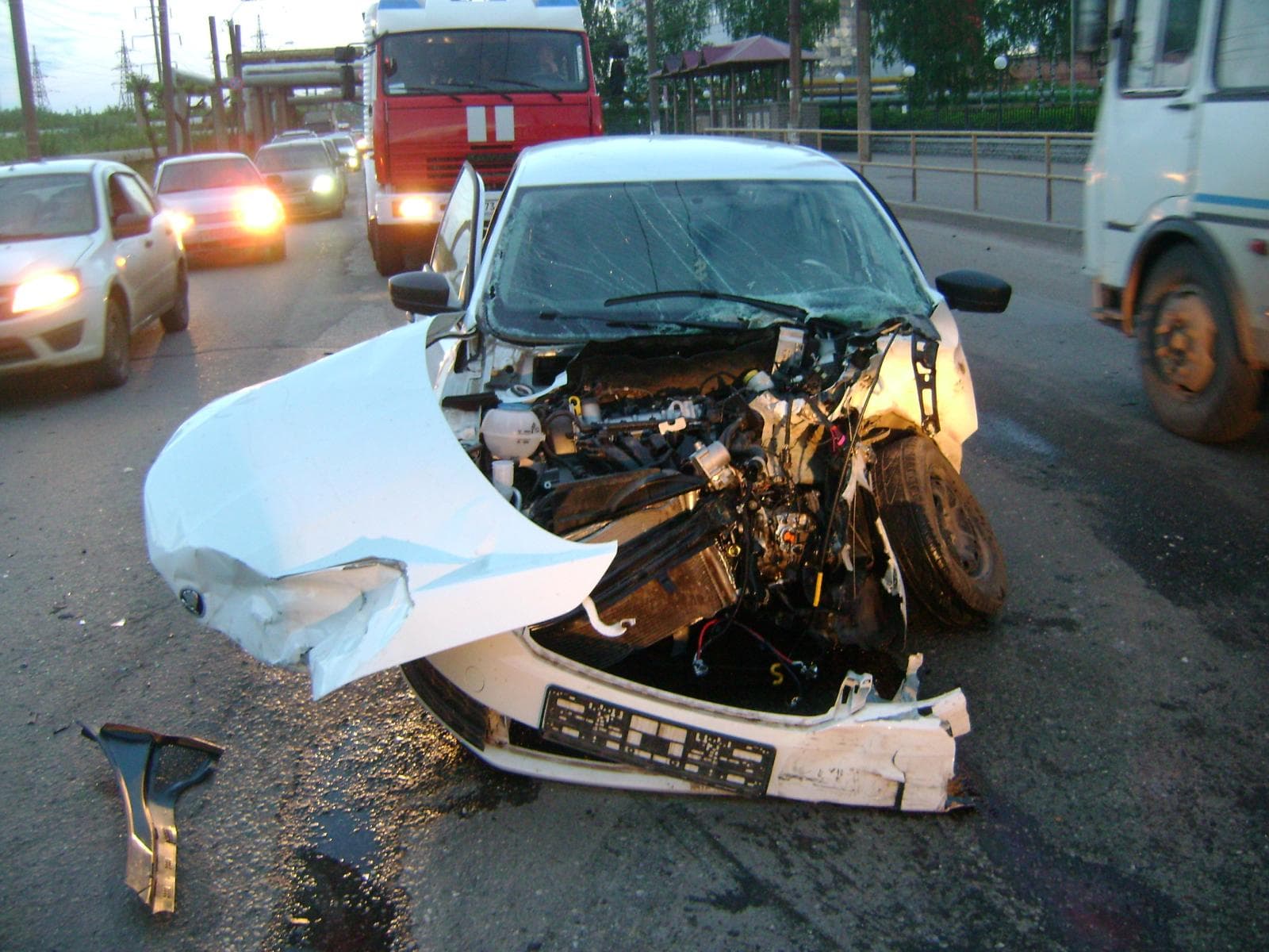 На Луганской Tiguan протаранил Skoda Rapid