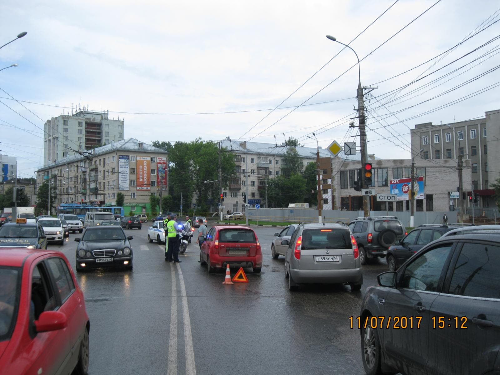 На Воровского скутерист сбил человека и врезался в машину