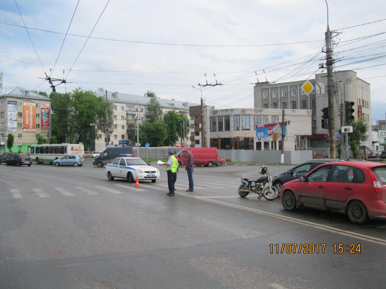 На Воровского скутерист сбил человека и врезался в машину