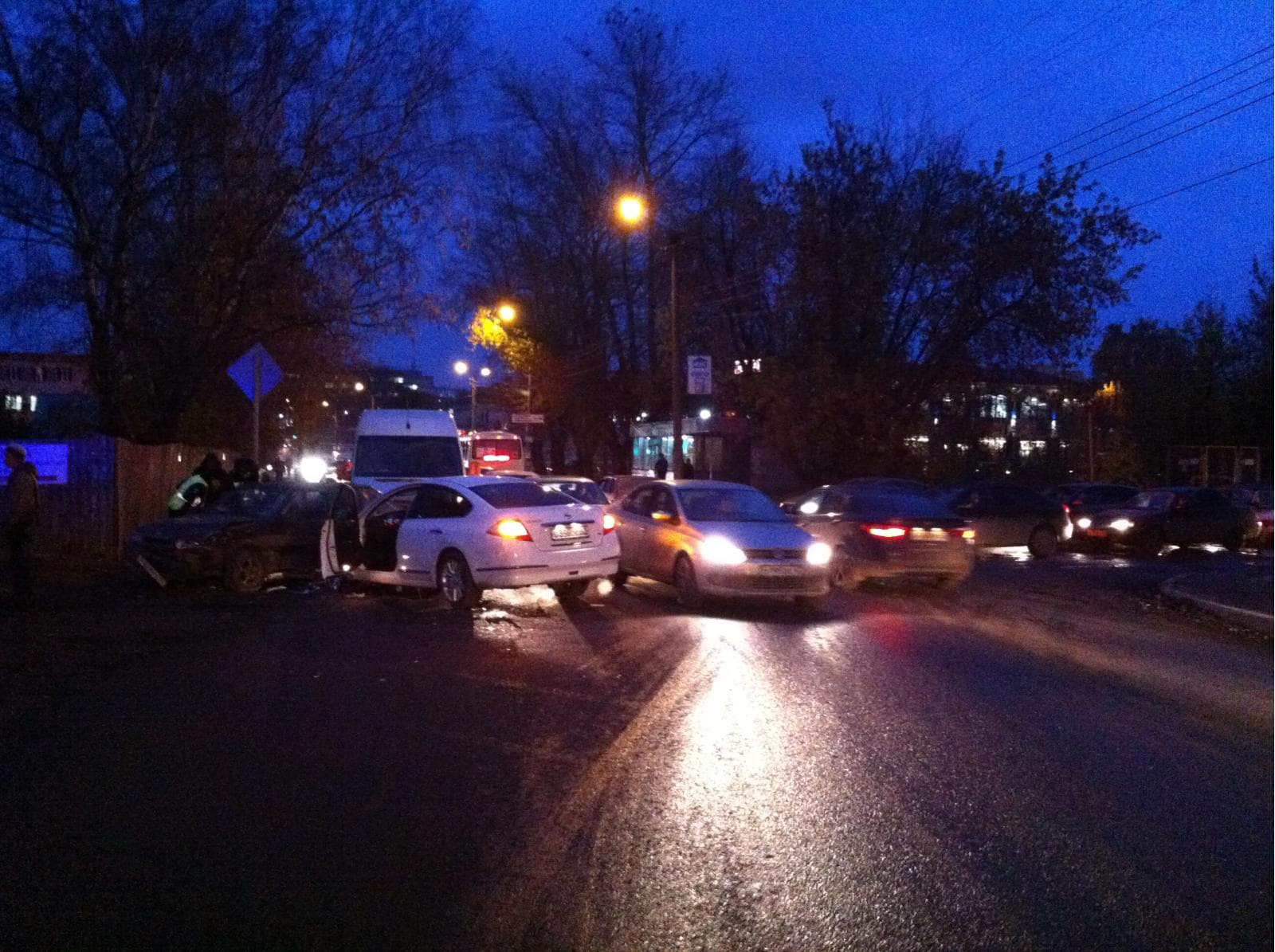 На Мельничной в Кирове столкнулись 3 автомобиля