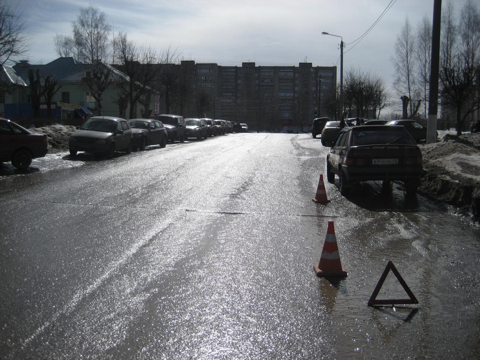 Пенсионер на ВАЗе сбил человека и врезался в машину