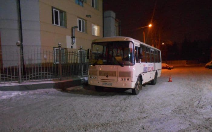 Самопроизвольное движение автобуса отправило одного человека в больницу