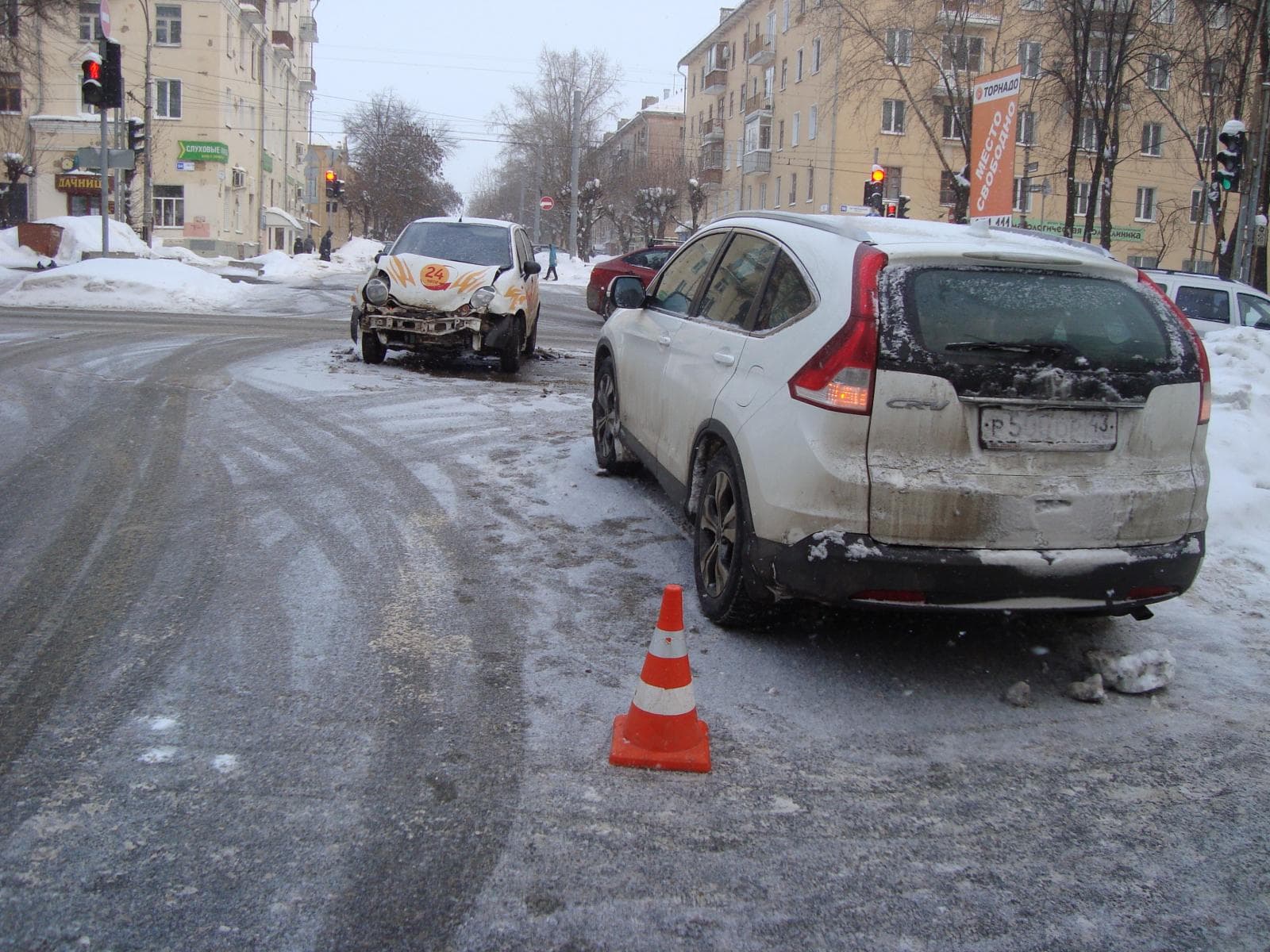 На Октябрьском проспекте курьерский Matiz врезался во внедорожник