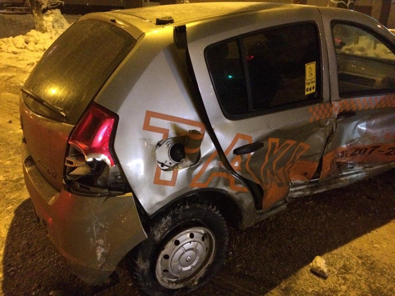 BMW проехал на красный - вечерняя авария на Октябрьском проспекте