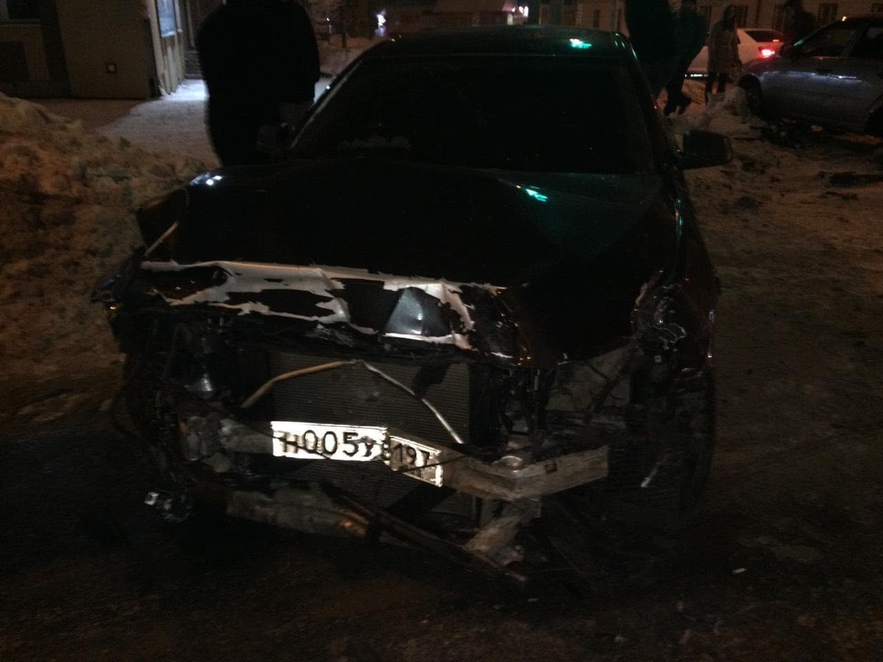 BMW проехал на красный - вечерняя авария на Октябрьском проспекте