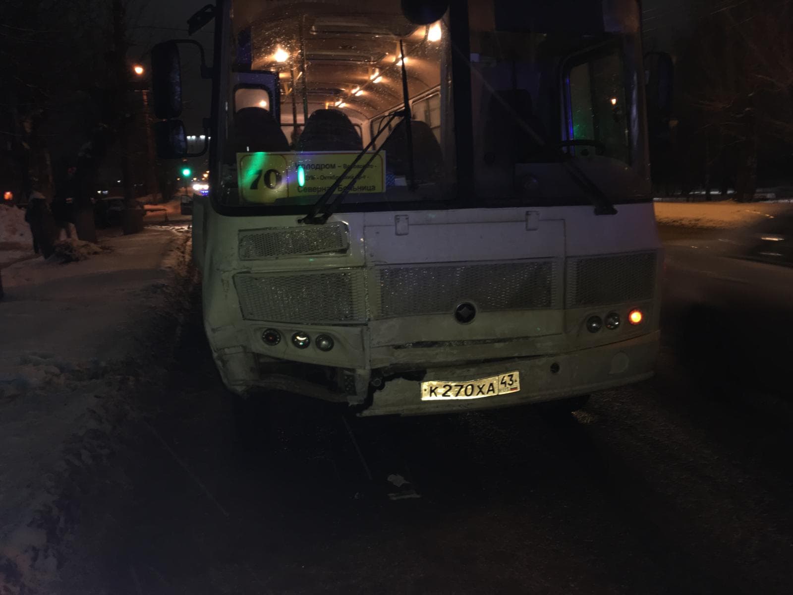 Автобус с пассажирами протаранил ВАЗ на Октябрьском проспекте