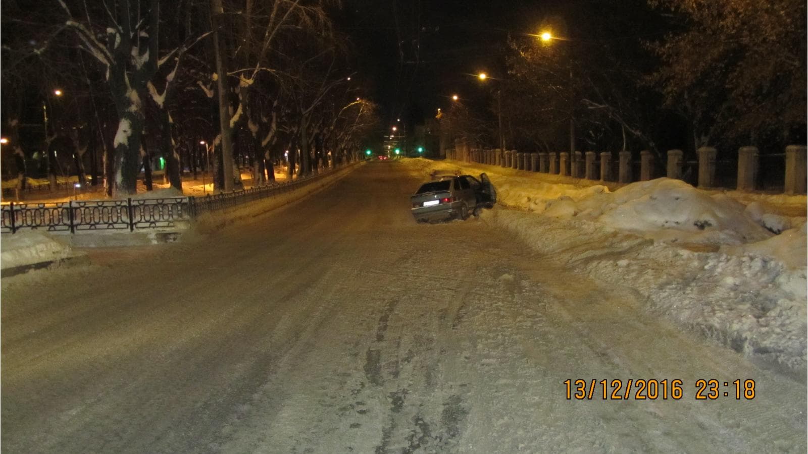На Октябрьском проспекте 18-летняя девушка попала под машину