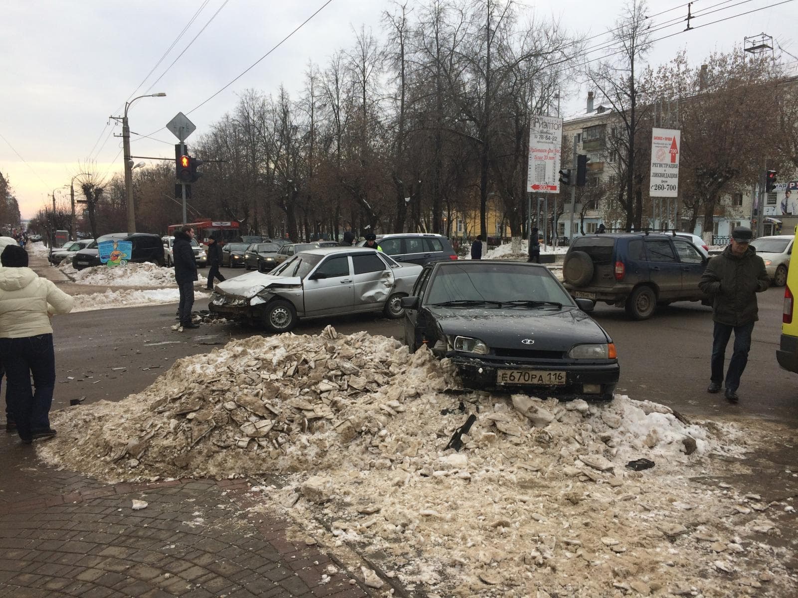 Два молодых водителя не поделили Октябрьский проспект