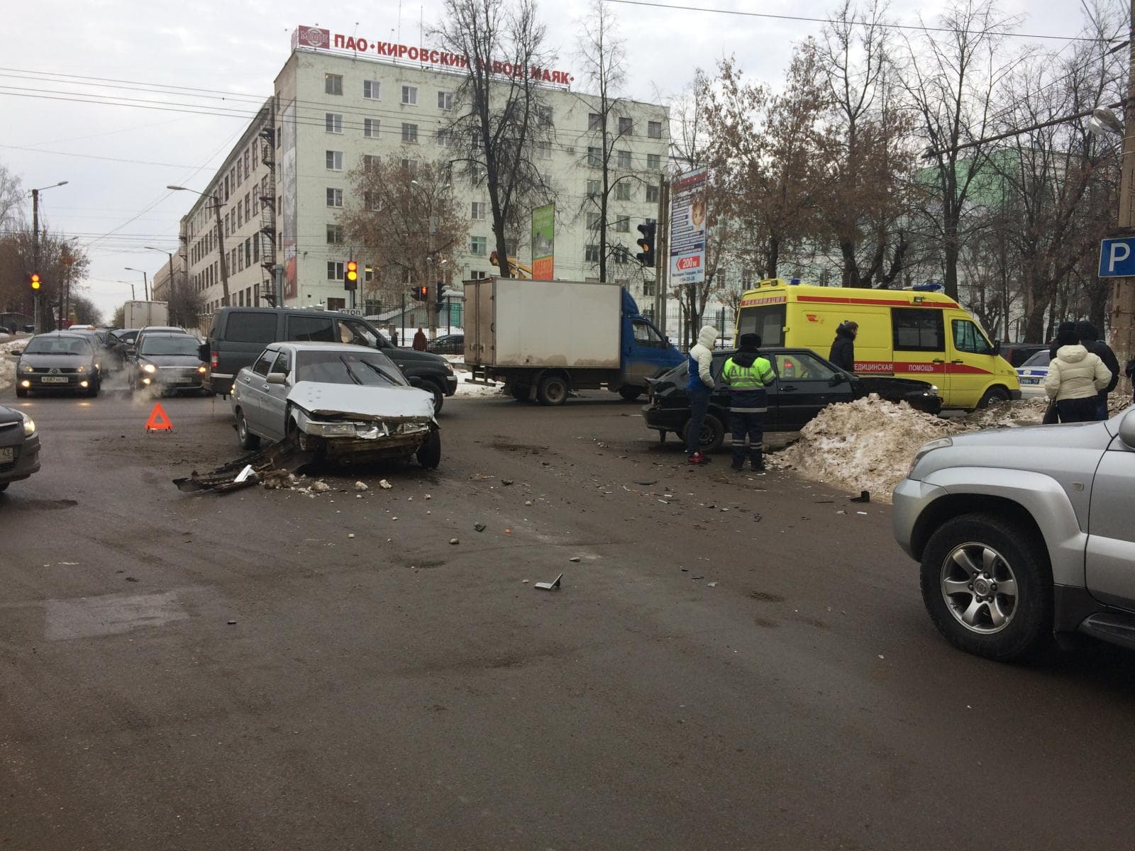 Два молодых водителя не поделили Октябрьский проспект