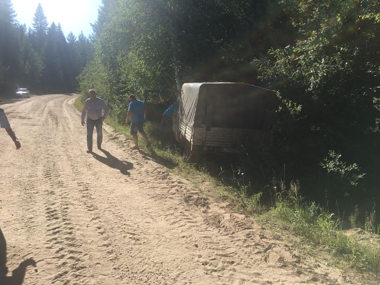 Пьяный бесправник врезался в дерево и отправился в госпиталь