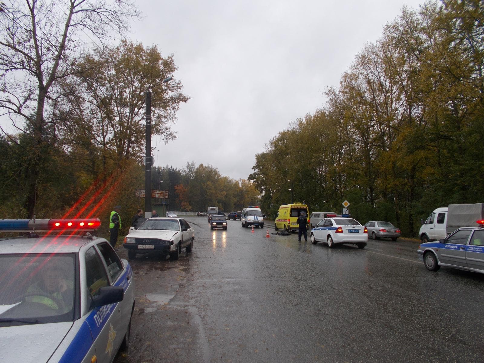 На дамбе под колёсами Audi погиб мужчина