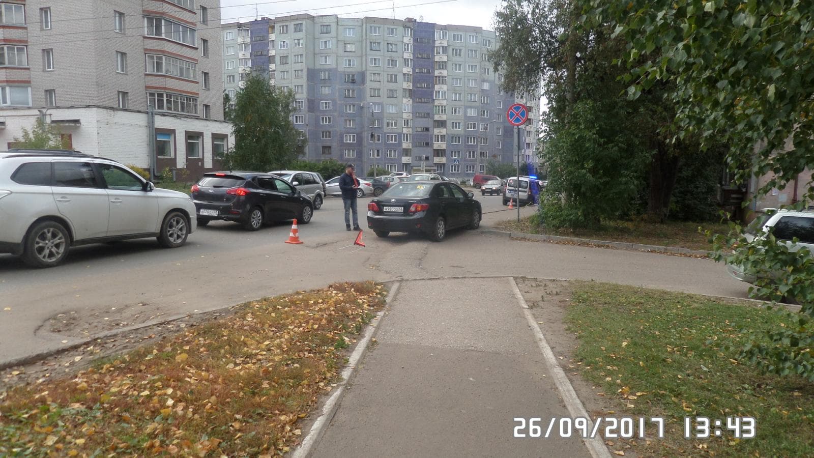 Toyota сама заехала на тротуар и сбила человека