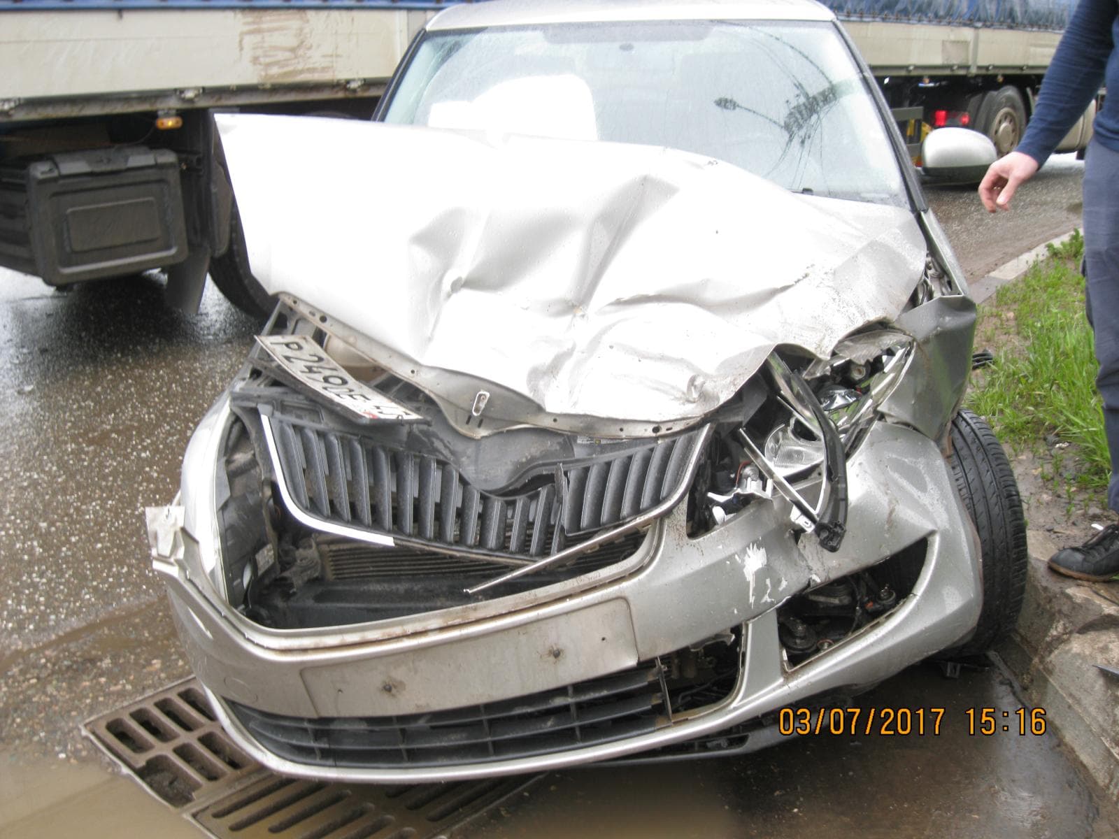 Женщина подставила Fabia под удар на Производственной