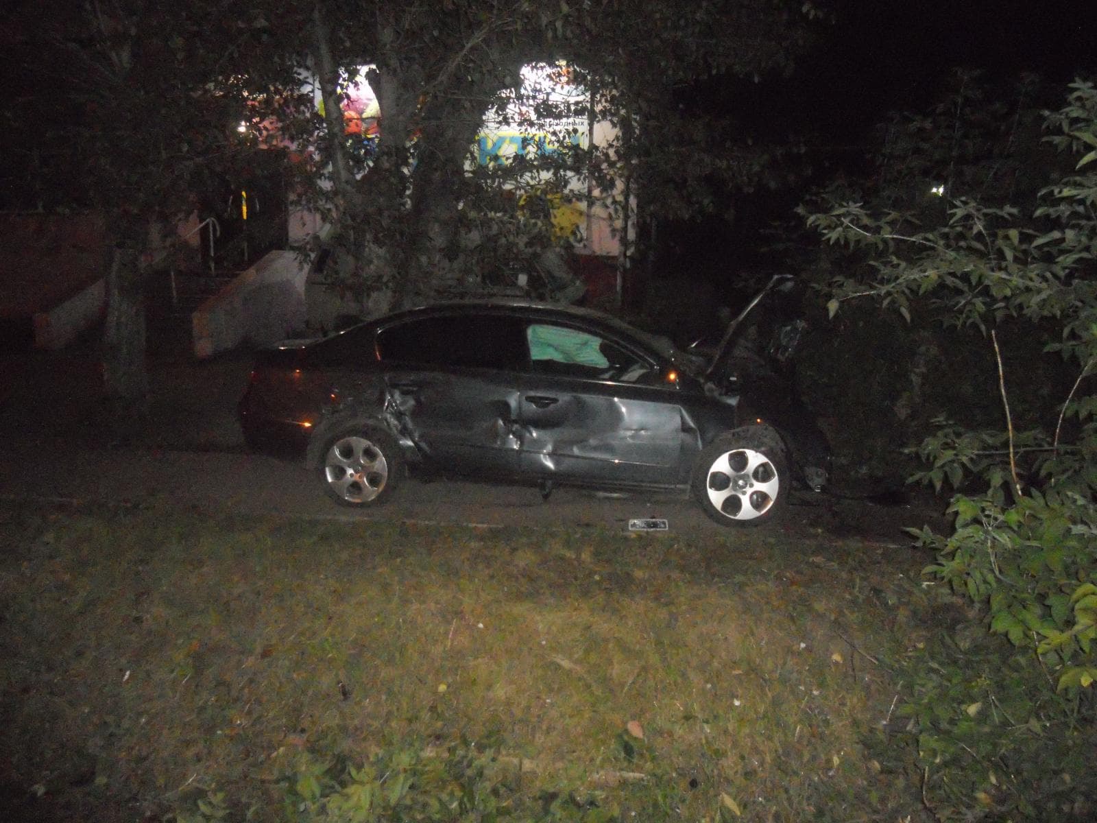 Мужчина на Volkswagen врезался в 2 машины и снёс опору ЛЭП в Коминтерне