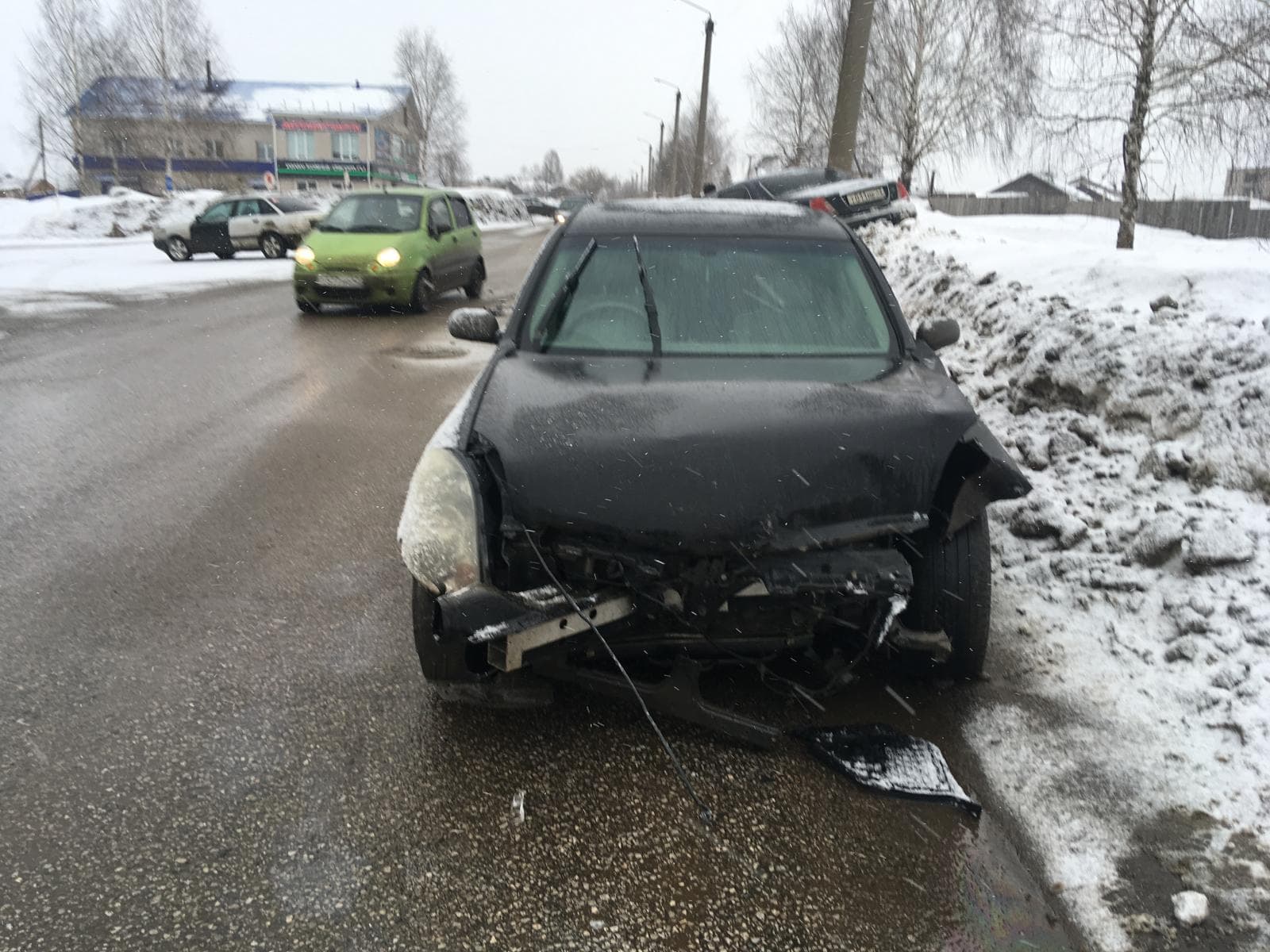 В Слободском Nissan протаранил буксируемый Rover