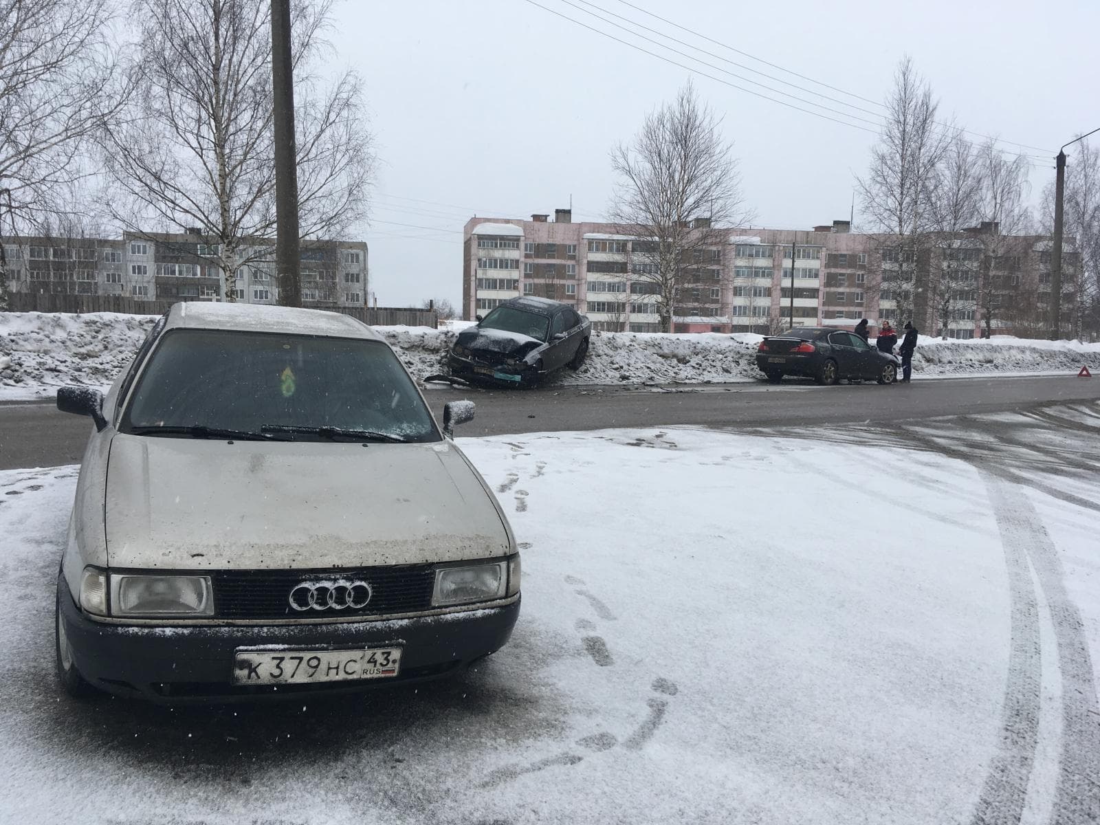 В Слободском Nissan протаранил буксируемый Rover