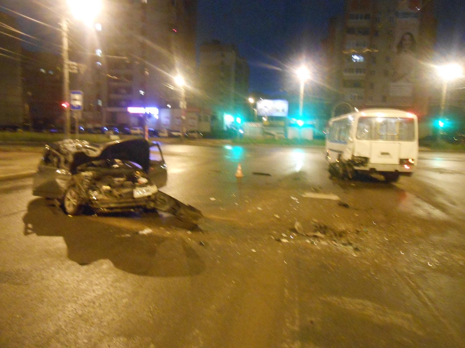 Ночью бесправник на «двенадцатой» врезался в автобус