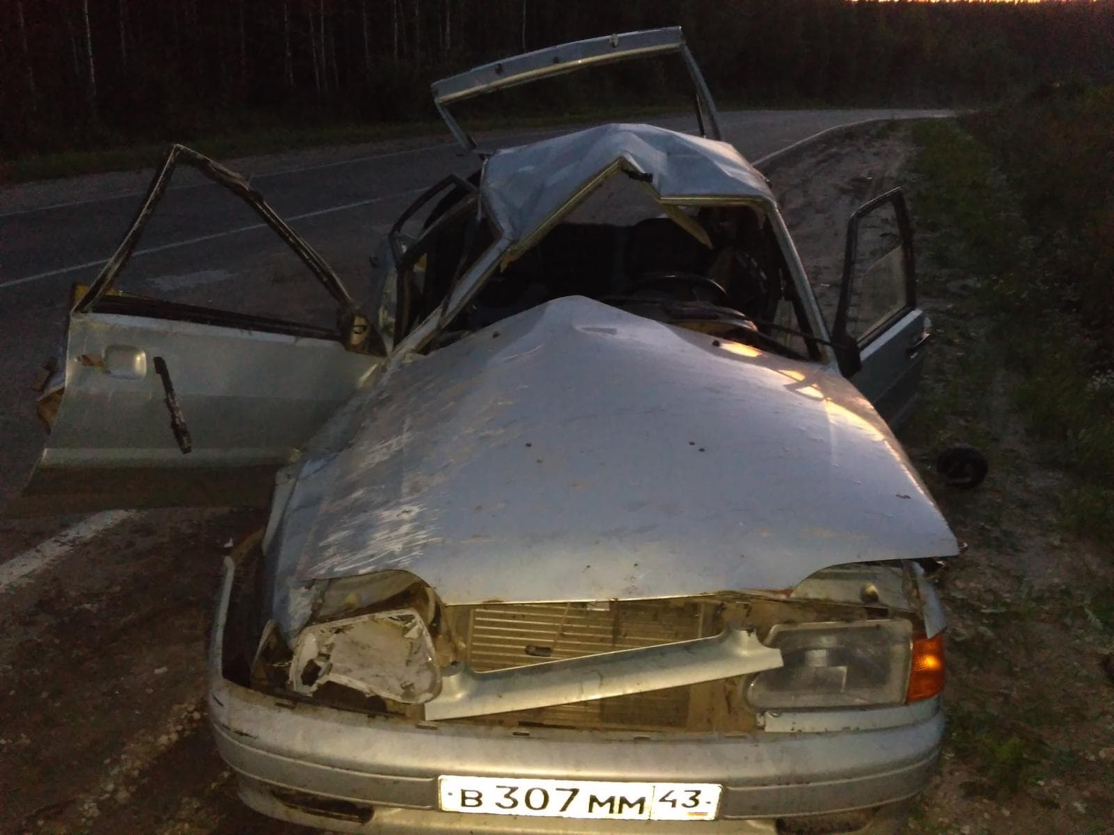 ВАЗ с двумя людьми съехал с дороги и перевернулся