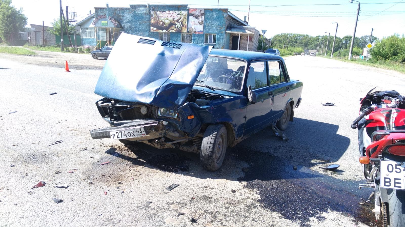 Мотоциклист врезался в выехавшую на дорогу машину