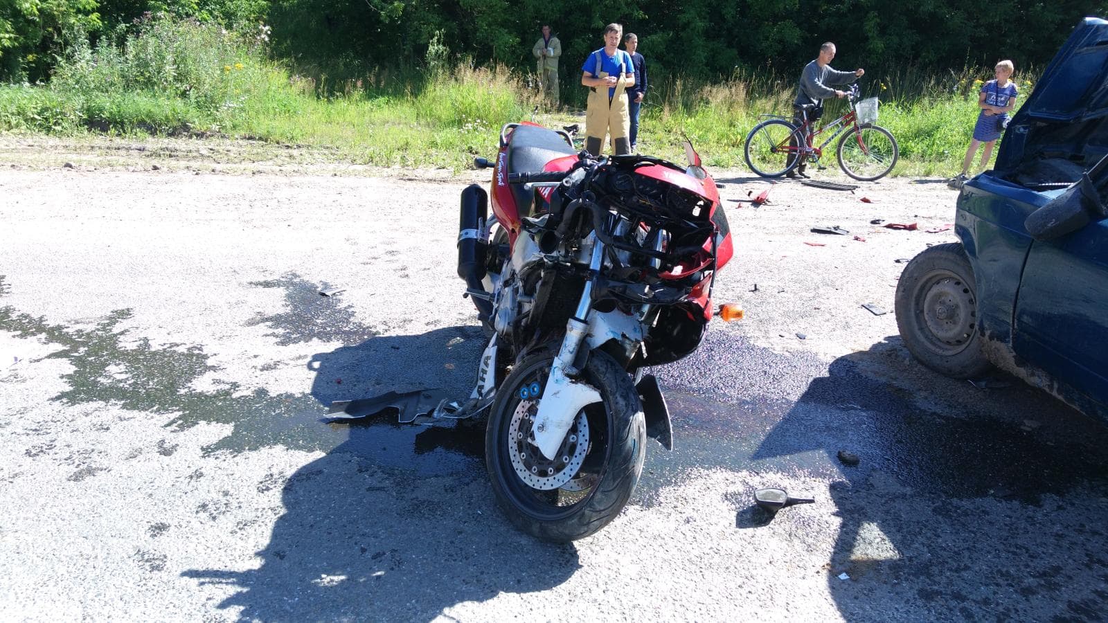 Мотоциклист врезался в выехавшую на дорогу машину