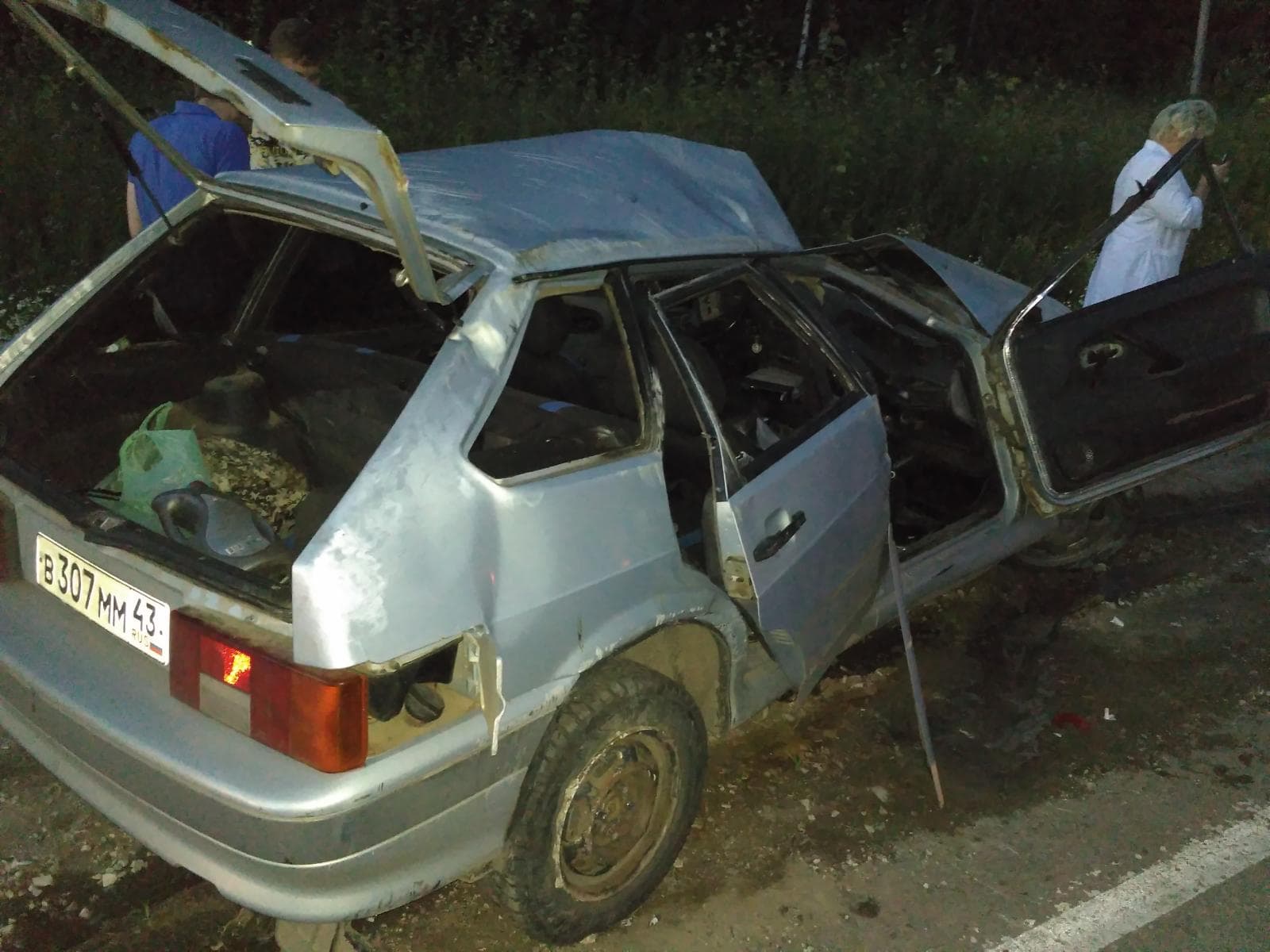 ВАЗ с двумя людьми съехал с дороги и перевернулся