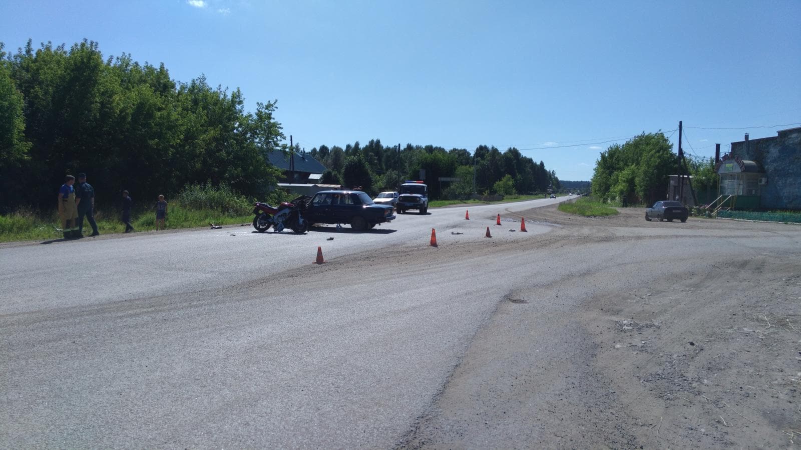 Мотоциклист врезался в выехавшую на дорогу машину