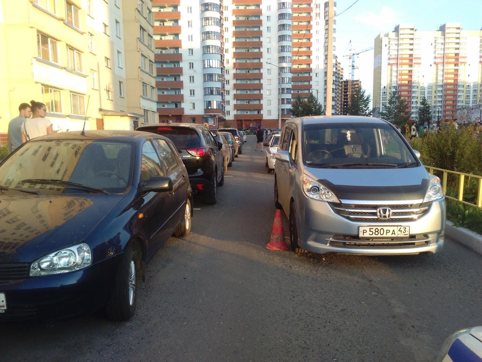 В Чистых Прудах во дворе дома машина сбила двух мальчиков