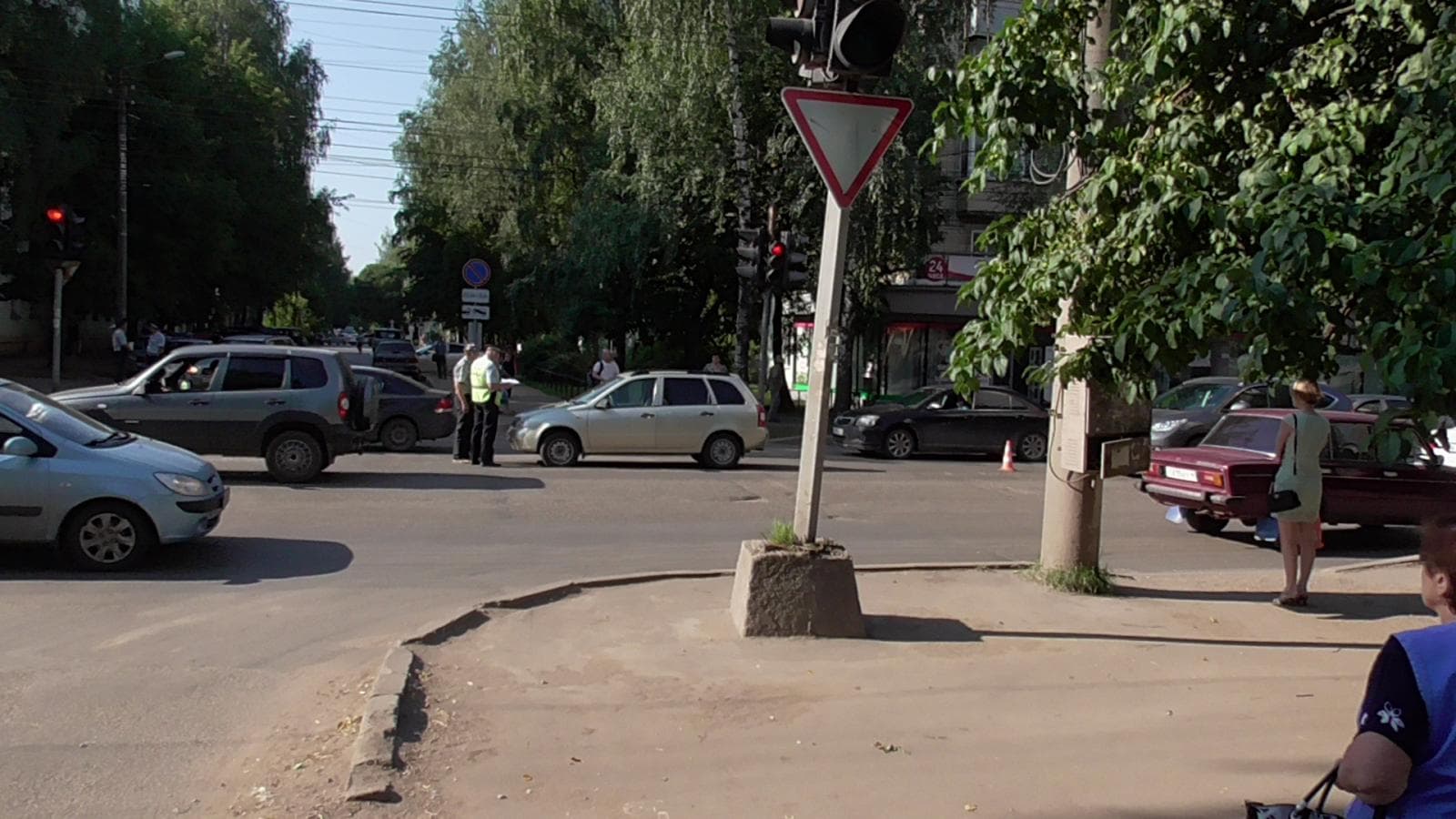 В Кирове мужчина выехал на перекресток на красный и сбил пешехода