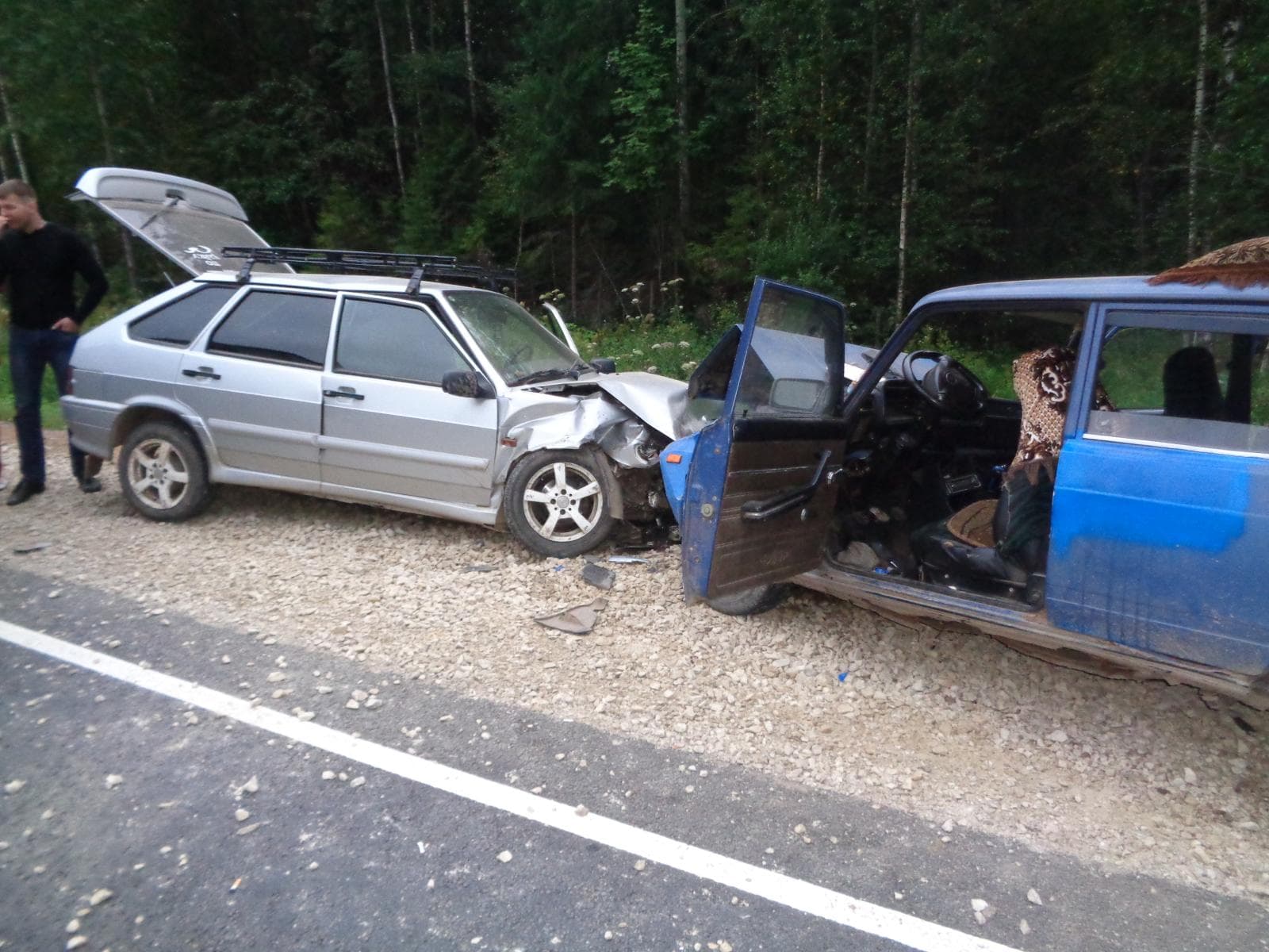 В 4 километрах от Кирова лоб в лоб столкнулись два ВАЗа