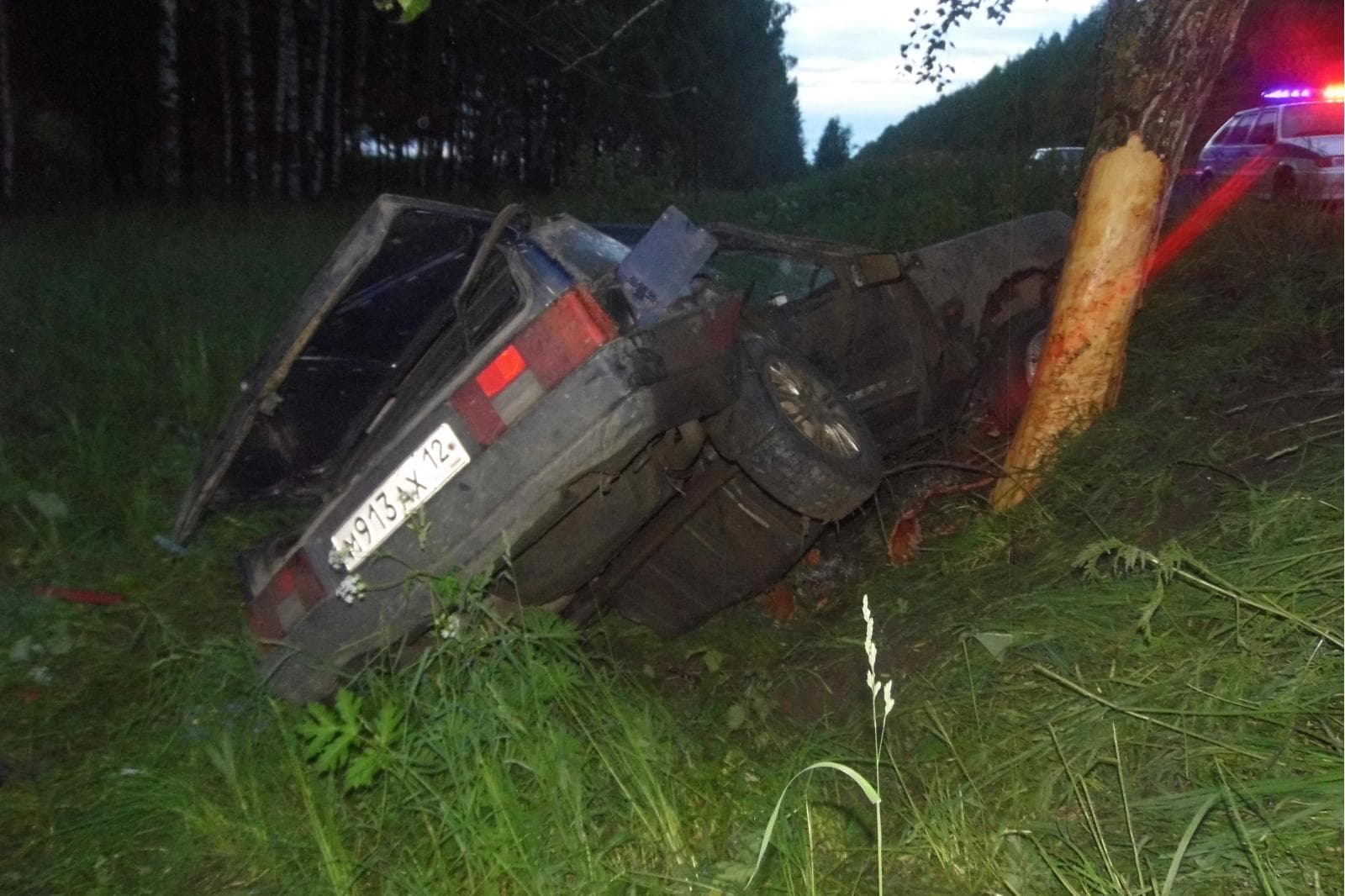 В Яранском районе пьяный водитель разбил машину о дерево