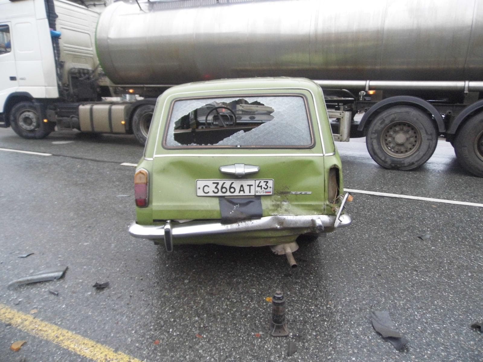 Студент на ВАЗе вытолкнул машину с ребенком под встречный внедорожник