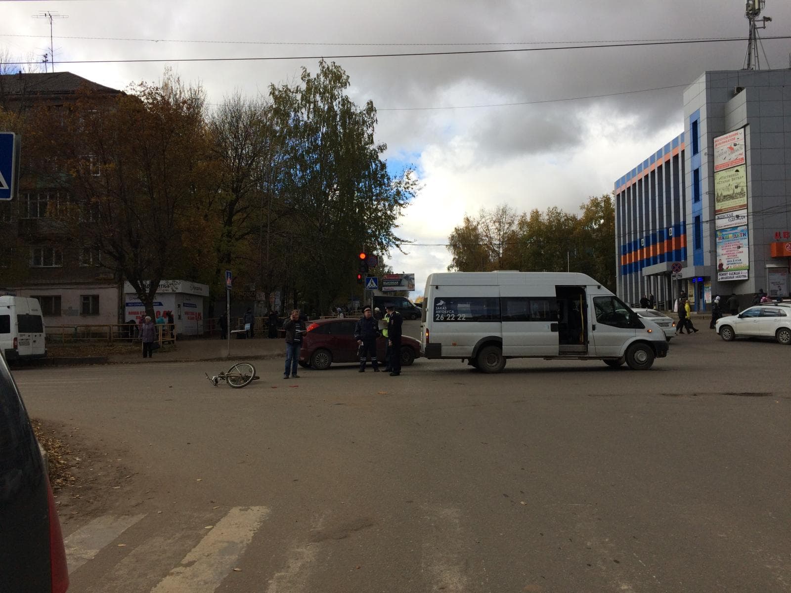 На Горького велосипедист взял на таран микроавтобус