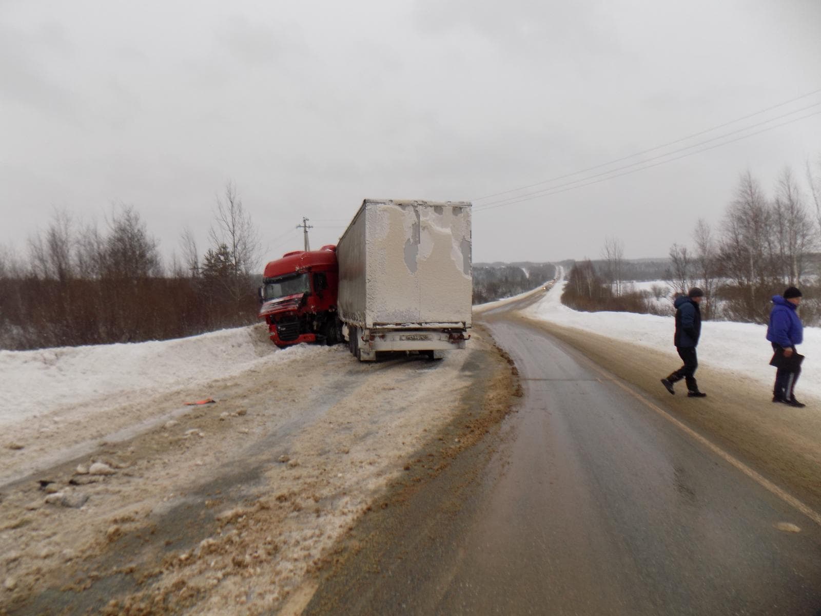 После удара фуру вынесло на «встречку», где она врезалась в Largus